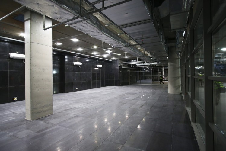 Bezpośrednio pod skrzyżowaniem Targowej z al. Solidarności znajduje się ogromne pomieszczenie, gdzie po zakończeniu prac, powstanie największa galeria handlowa w metrze o łącznej powierzchni 1400 m kw. <br><br>Fot. (mr) PAP/Rafał Guz