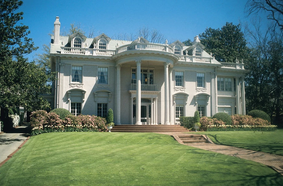 Jedna z rezydencji w Highland Park w Dallas, gdzie jeden ze swoich domów ma Gerald Ford (zdjęcie ilustracyjne)