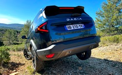 13 000 aut sprzedali w ciemno. Nowa Dacia już w Polsce. Cena hitem