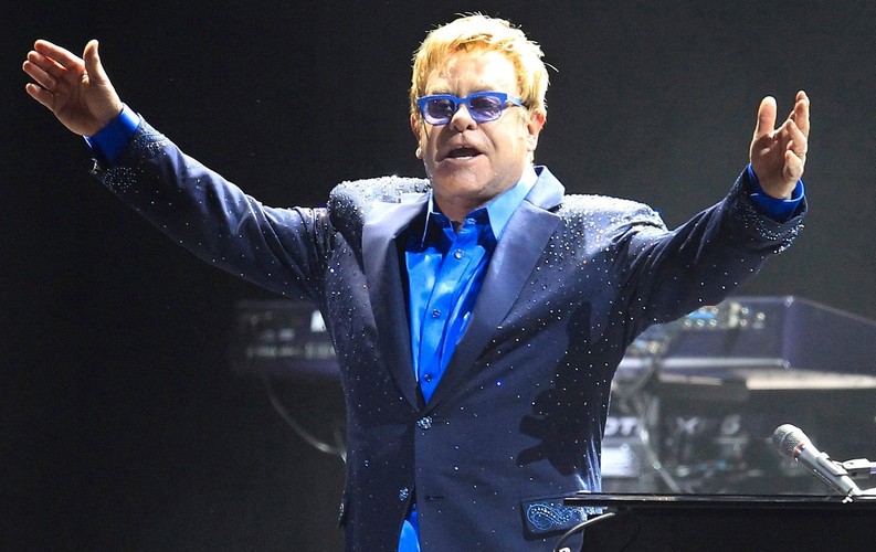 Elton John podczas koncertu w Madrycie. Teraz zaśpiewa w Krakowie