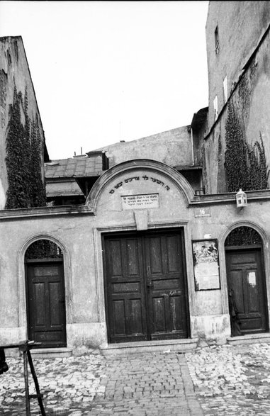 Brama synagogi Poppera. 1936 rok. Źródło: Narodowe Archiwum Cyfrowe.