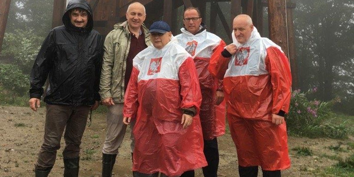 Jarosław Kaczyński w pelerynce