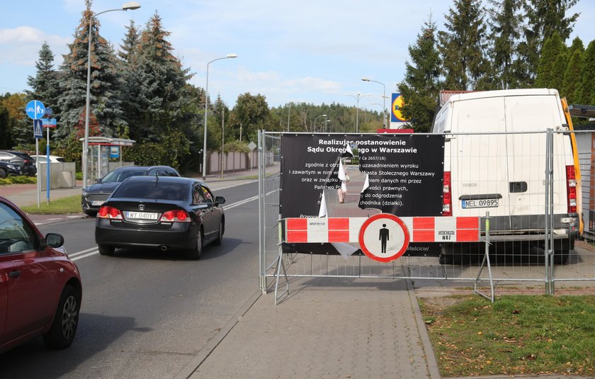 Mieszkańcy Wesołej mają problem. Sąsiad zagrodził im chodnik