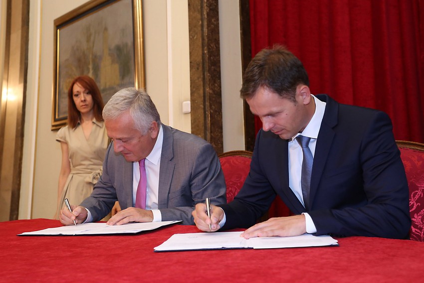 Sporazum su potpisali dekan Stomatološkog fakulteta Univerziteta u Beograda Miroslav Vukadinović i gradonačelnik Siniša Mali