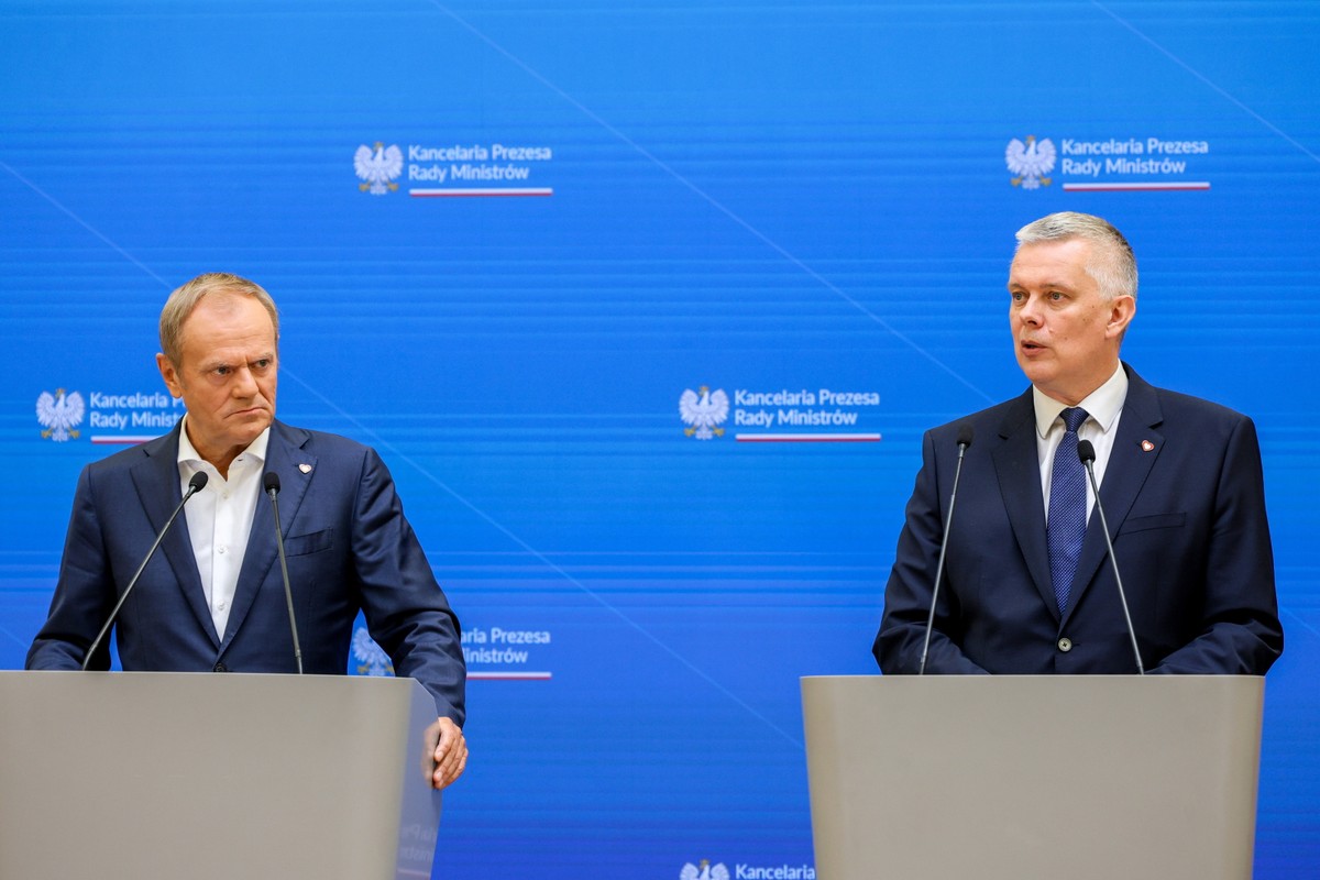 Warszawa, 05.06.2024. Premier Donald Tusk (L) oraz minister spraw wewnętrznych i administracji, koordynator służb specjalnych Tomasz Siemoniak (P) podczas konferencji prasowej w siedzibie KPRM w Warszawie, 5 bm. Premier ogłosił rozpoczęcie działań komisji ds. zbadania wpływów rosyjskich i białoruskich w latach 2004–2024. (jm) PAP/Paweł Supernak