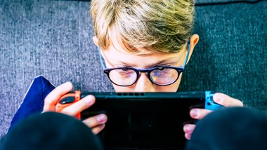 telefon po lekcjach – problem wychowawczy czy nowa norma?