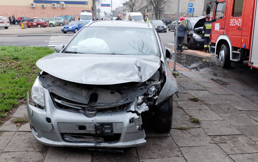 zderzenie renaulta z toyotą w Łodzi