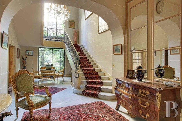 W niedalekiej odległości od Alei Pól Elizejskich do sprzedania jest 18-wieczna rezydencja wyceniona na 12 mln EUR (około 50 mln zł). Budynek mieści 9 pokoi (w tym 5 sypialni) o łącznej powierzchni użytkowej 700 m kw. i wysokości 4,5 m kw. Rezydencję okala ogród o powierzchni 300 m kw. Willa jest utrzymana w dobrym stanie i wykończono ją w bardzo wysokim standardzie z wykorzystaniem naturalnego kamienia, szkła, luster, metaloplastyki i drewna. 
<br><br>
(fot. Patrice Besse)