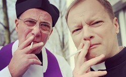 Maciej Stuhr w sutannie. Fani pytają: Kręcicie "Kler 2"?