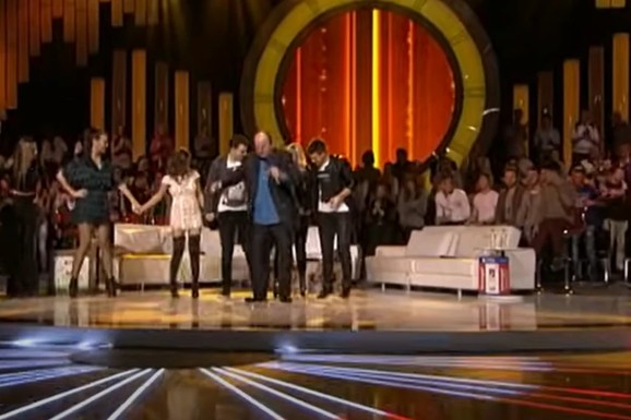 ŽENA NAŠEG POZNATOG PEVAČA IZVRŠILA SAMOUBISTVO Ovim rečima u oproštajnom pismu mu se obratila, on to nikada nije preboleo: "Našao sam je na podu"