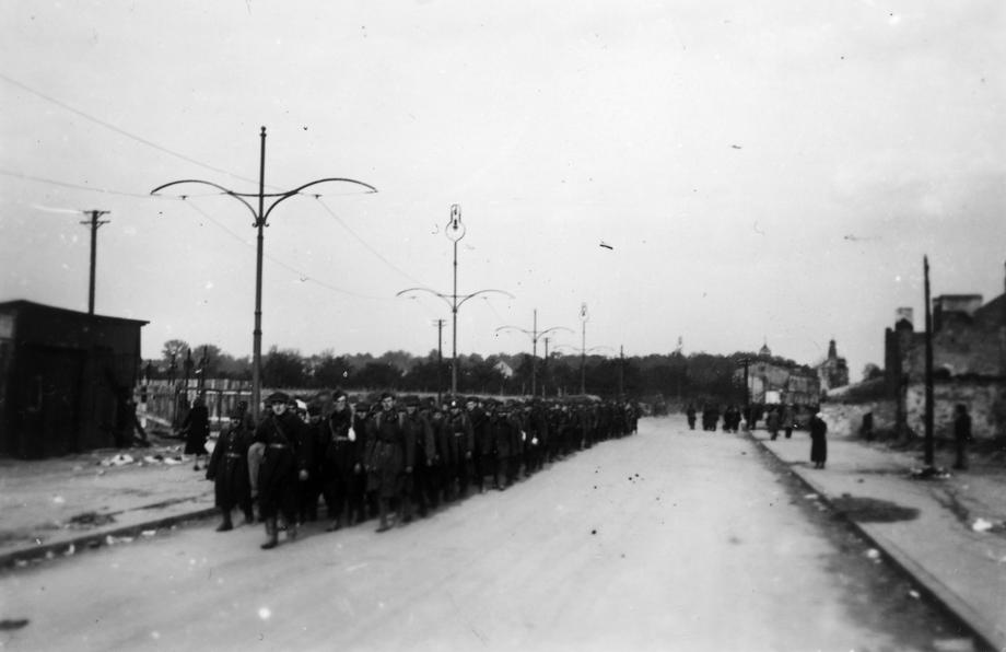 Kolumna polskich jeńców wojennych opuszcza zdobytą Warszawę. Wielu z nich trafiło do obozów pracy przymusowej w Niemczech - w tym do fabryki Hugo Bossa
