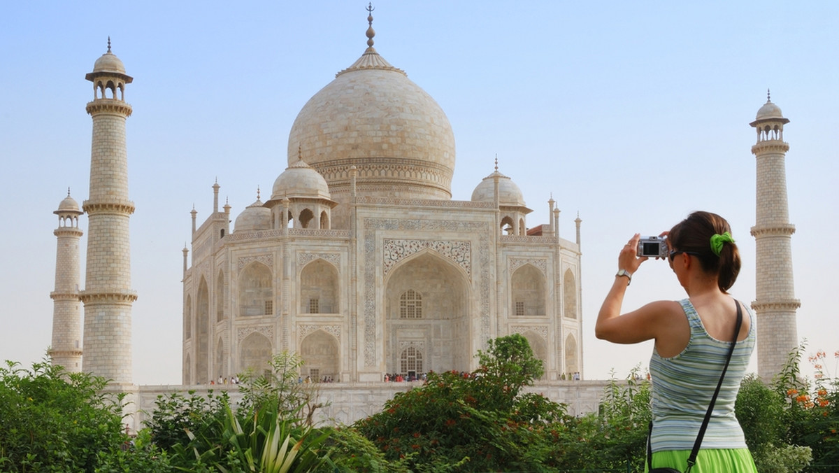 Mahesh Sharma, indyjski Minister Kultury i Turystyki, naraził się na falę krytyki po tym, jak doradził zagranicznym turystkom, aby w Indiach nie zakładały spódnicy.