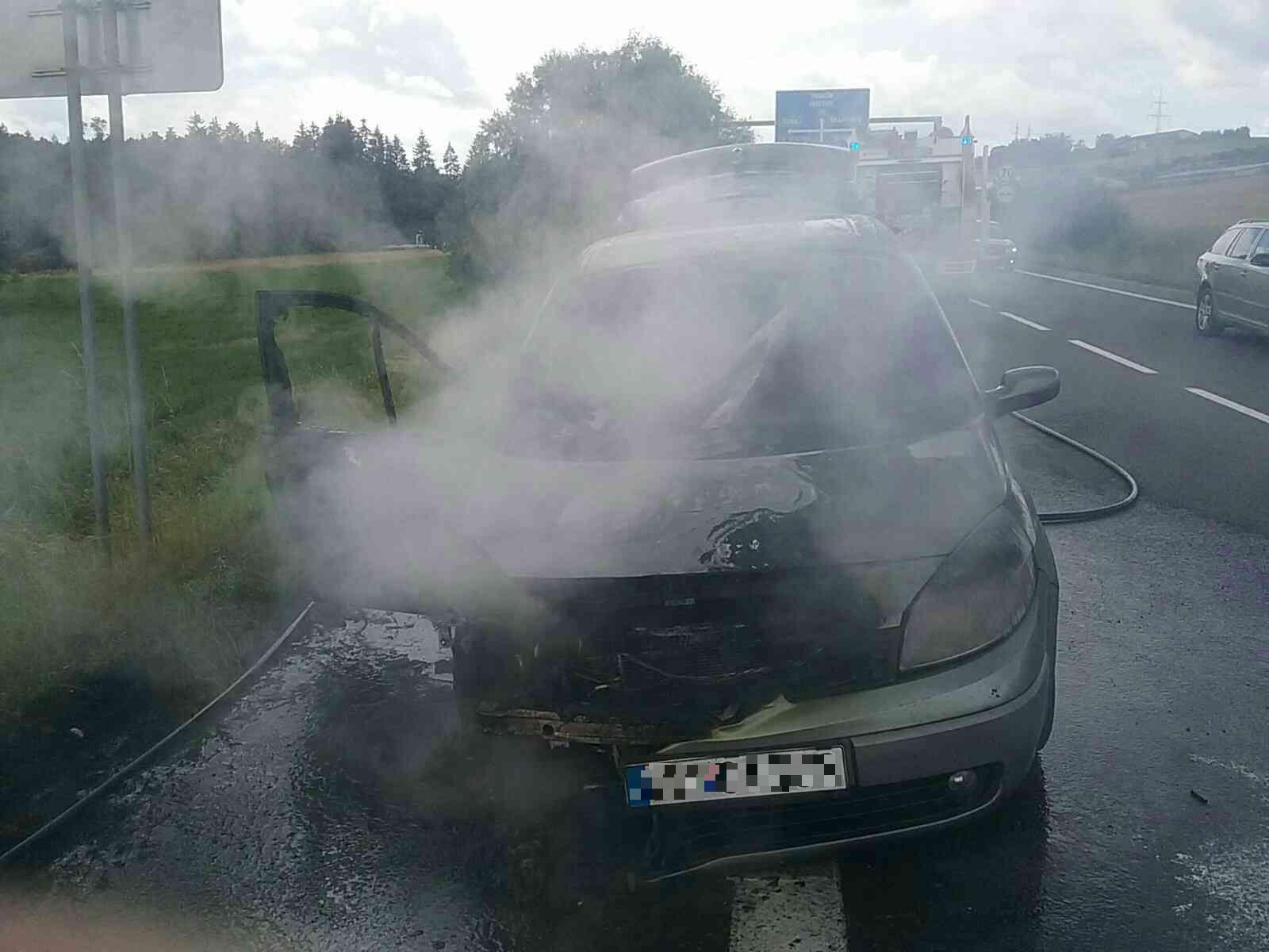 Hasiči likvidovali požiar auta medzi Sverepcom a Považskou Bystricou.