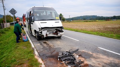 Czołowe zderzenie pod Tarnowem. W busie podróżowały dzieci