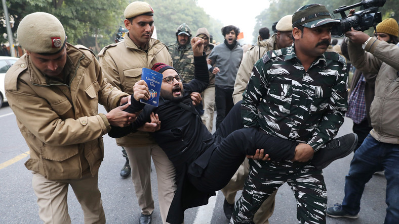 Indie: podczas protestów odcięto internet i wzmocniono siły policyjne