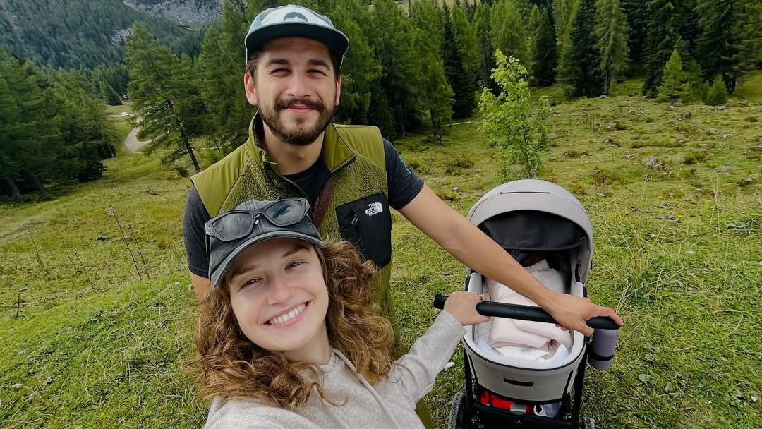 Petra Dubayová s Jakubom Jablonským a dcérkou Vesnou. IG: @petyadubay