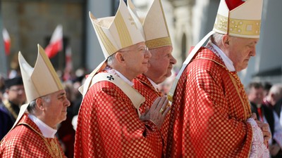 Procesja ku czci św. Stanisława z Wawelu na Skałkę. Na zdjęciu: nuncjusz apostolski Salvatore Pennacchio, metropolita krakowski abp Marek Jędraszewski, kard. Stanisław Dziwisz, kard. Kazimierz Nycz, Kraków, maj 2022 r.