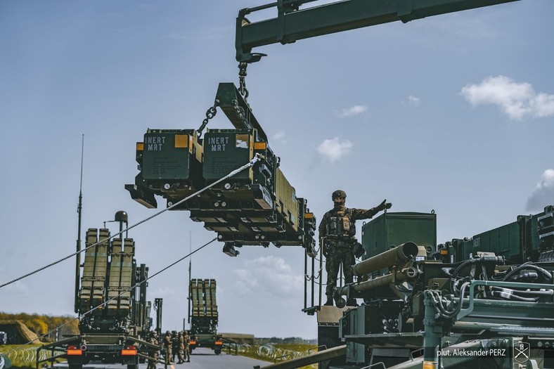 Załadunek pocisków PAC-3 MSE na polskie wyrzutnie M903 systemu MIM-104 Patriot. System patriot jest jednym z elementów nowej pomocy dla Ukrainy.