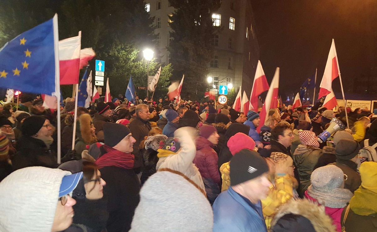 Protest Komitetu Obrony Demokracji zorganizowany przed Sejmem