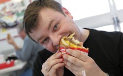 Urlop od diety? Podczas wakacji częściej sięgamy po fast foody [BADANIE]