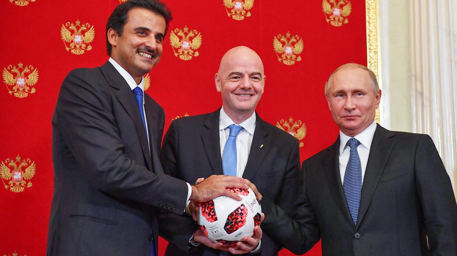 Emir Kataru Tamim bin Hamad Al Thani, prezydent FIFA Gianni Infantino i Władimir Putin podczas symbolicznego przekazania funkcji gospodarza mundialu, Moskwa 15 lipca 2018 r.