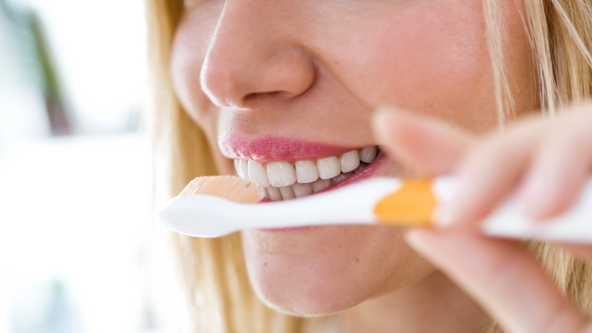 Pravidelné čistenie medzizubných priestorov je dôležitou súčasťou ústnej hygieny. Ústna voda ho spolu s dôkladným čistením zubov kefkou nedokáže nahradiť. (Ilustračný obrázok)
