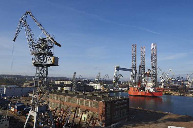 Grupa Lotos jest zintegrowanym pionowo koncernem naftowym, który zajmuje się poszukiwaniem i wydobyciem ropy naftowej, jej przerobem oraz sprzedażą hurtową i detaliczną wysokiej jakości produktów naftowych. W 2012 r. Grupa Lotos odnotowała 33 mld zł skonsolidowanych przychodów.  (aw/cat) PAP/Adam Warżawa