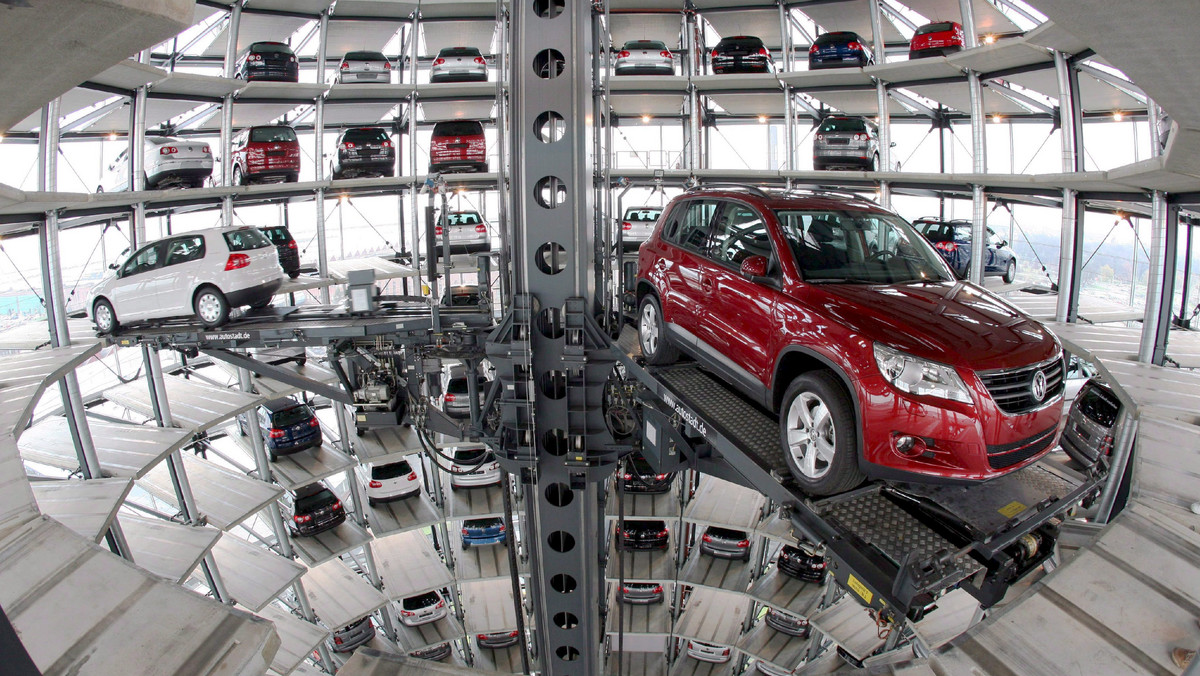 Volkswagen zapowiedział dziś naprawy 2,6 miliona pojazdów. Jak podkreśla agencja dpa, jest to więcej niż wyniosła sprzedaż grupy Volkswagena w pierwszym kwartale br. Problemy występują w pojazdach najlepiej sprzedających się marek tej grupy.
