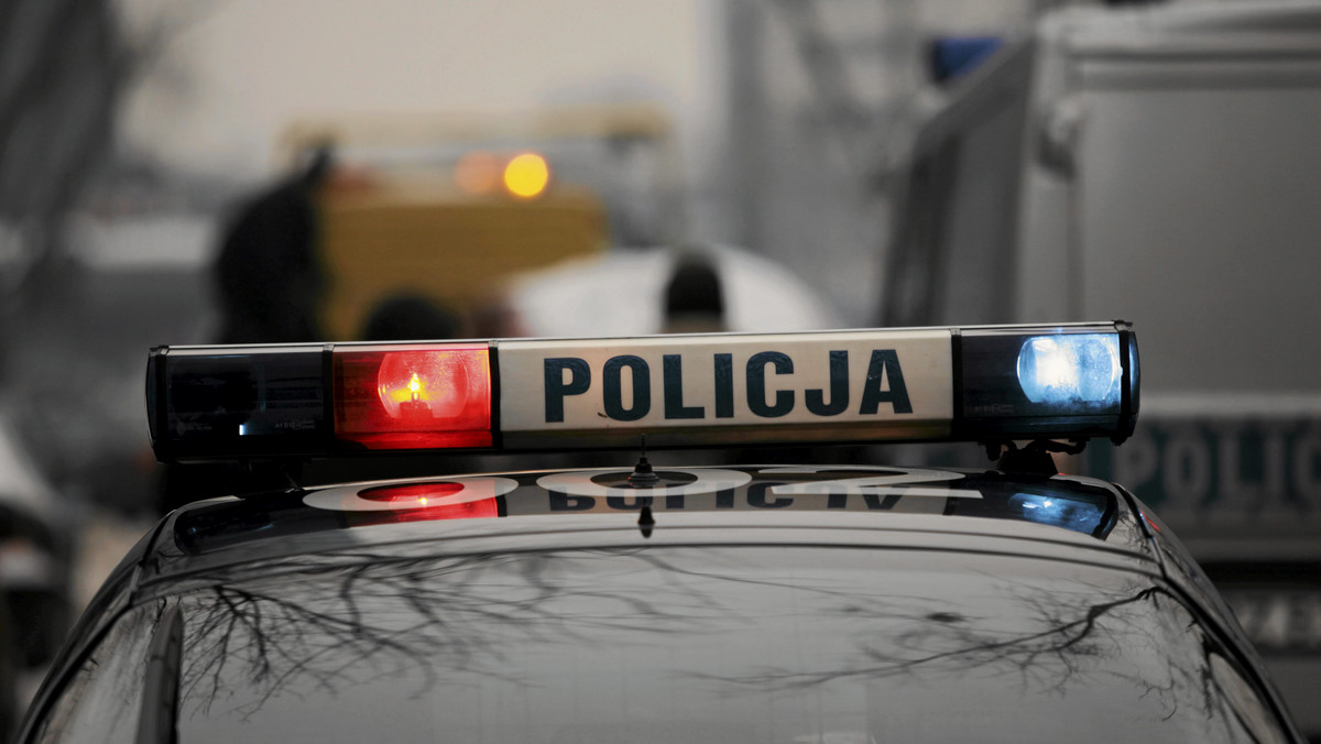 Policja poszukuje mężczyzny, który napadł na odział jednego z banków na rynku w Sieradzu (Łódzkie). Opublikowano zdjęcia z bankowego monitoringu i rysopis sprawcy.