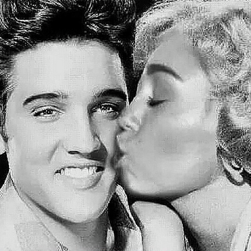 Miley Cyrus całuje króla Elvisa