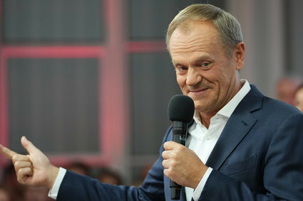 Tusk wraca z milionami i emeryturą, której Polacy zazdroszczą