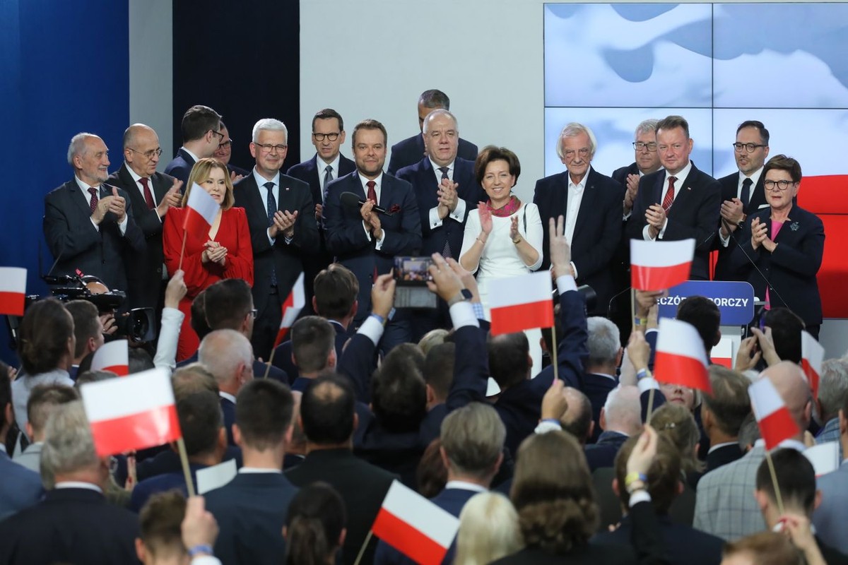 Wybory parlamentarne 2023. Politycy PiS podczas wieczoru wyborczego