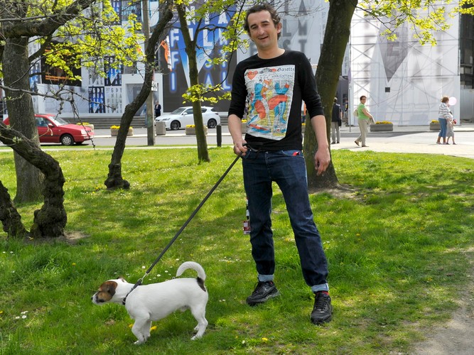 Michał Koterski z pieskiem