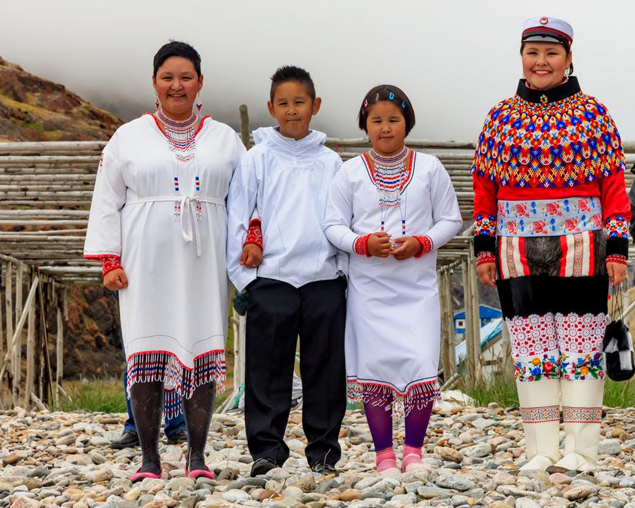 Rodzina Inuitów w tradycyjnych strojach 
