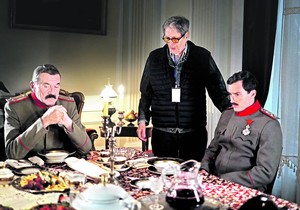 Miki Krstović kao Jevrem Damjanović i Ljubomir Bulajić kao kralj Aleksandar I Karađorđević na snimanju sa Zdravkom Šotrom