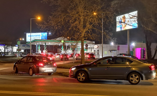 Kolejka na stacji paliw w Warszawie