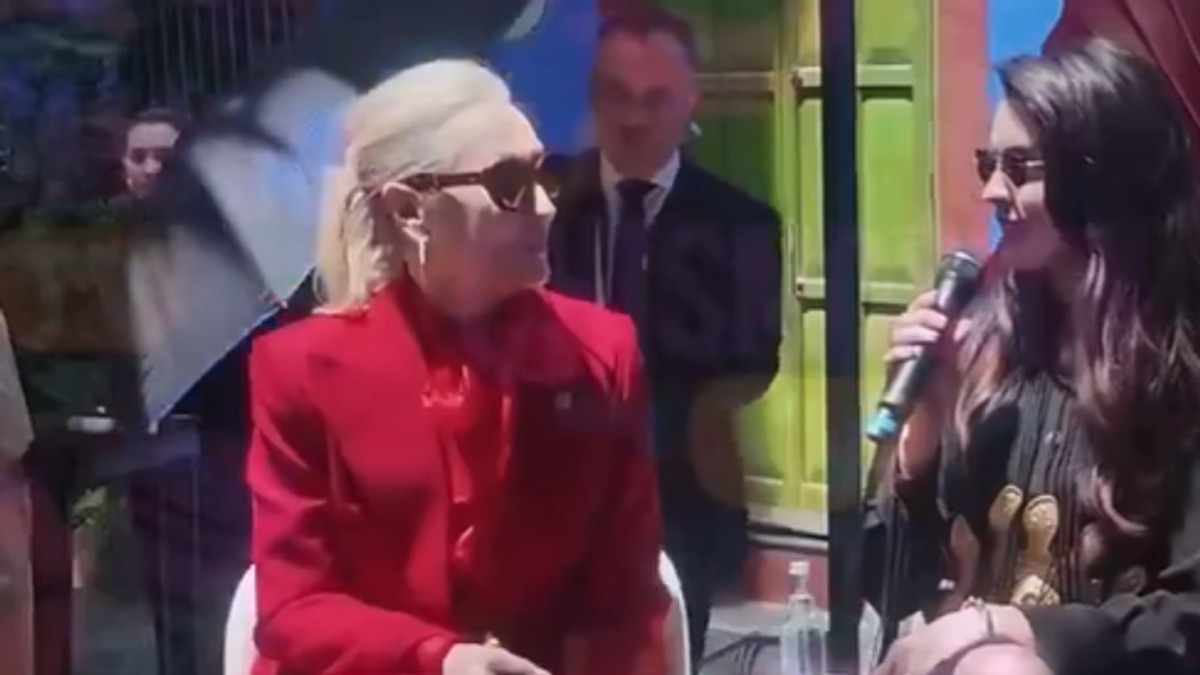 Srbi zanemeli kad su shvatili da ovo nije Lepa Brena već glumica koja izgleda isto