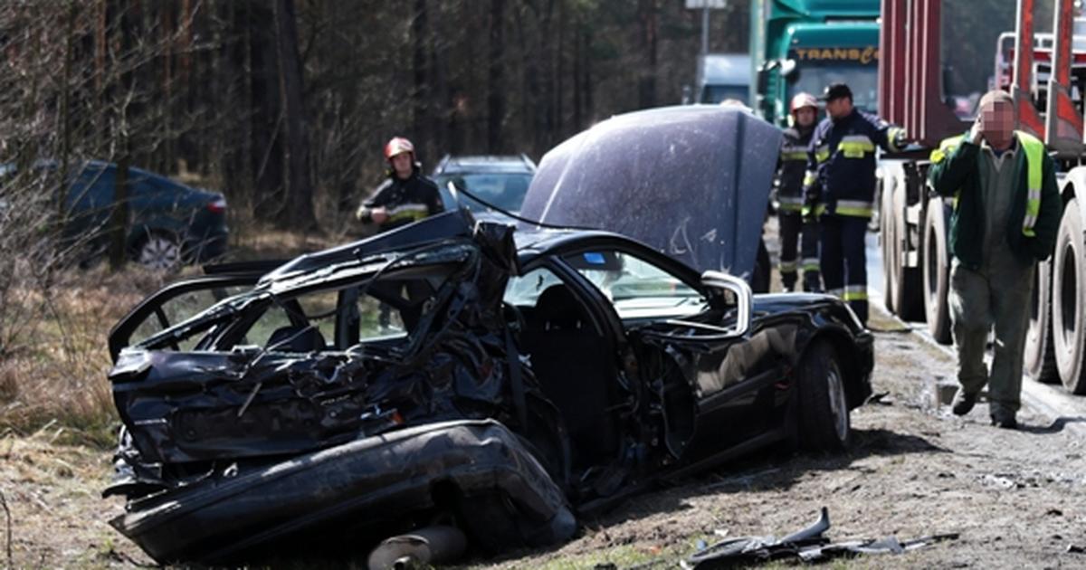 Honda uderzyła w tira w Nowogardzie. Wypadek