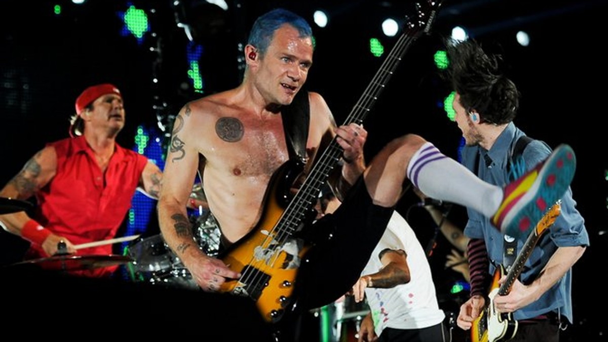 Zbliżająca się wizyta Red Hot Chili Peppers na tegorocznym Open’er Festivalu i dzisiejsza premiera nowej płyty zespolu "The Getaway" sprawiła, że postanowiliśmy napisać artykuł przypominający najważniejsze momenty w biografii tej formacji. Zbierając materiały, natrafiliśmy na zagadkowy ślad wiodący wprost do... Polski.Poczuliśmy w sobie ducha prawdziwych reporterów i poszliśmy dalej tym tropem. Nie było łatwo: zaangażowani w wydarzenia bohaterowie próbowali nas wywieść w pole, starając się ukryć prawdę. Jednak nie odpuściliśmy. Aby opisać, czego się dowiedzieliśmy, ułożyliśmy poniższą historię.