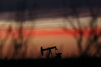 OPEC zmniejsza dostawy, ale ropa na giełdzie tanieje