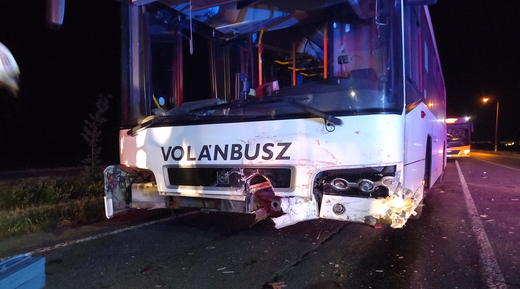 Frontálisan ütközött egy busz és egy személyautó Debrecennél / Fotó: Katasztrófavédelem