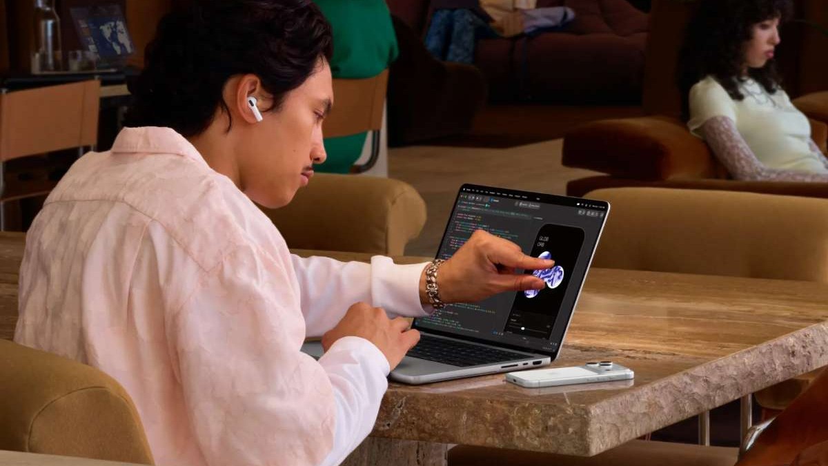 Apple a lansat primul MacBook Pro cu ecran OLED cu touch și Dynamic Island: cât costă noul model 