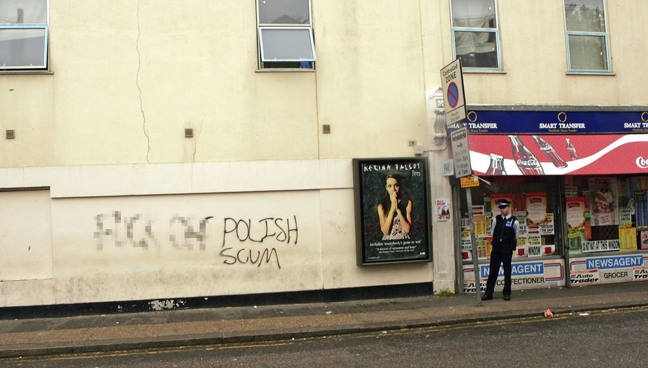 Antypolskie hasło i wandalizm na ścianie polskiego sklepu w Londynie w 2006 r.