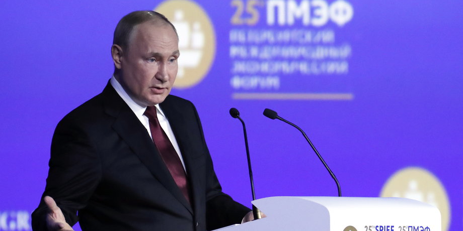 Prezydent Rosji Władimir Putin przemawia podczas sesji plenarnej Międzynarodowego Forum Ekonomicznego w Sankt Petersburgu. 
