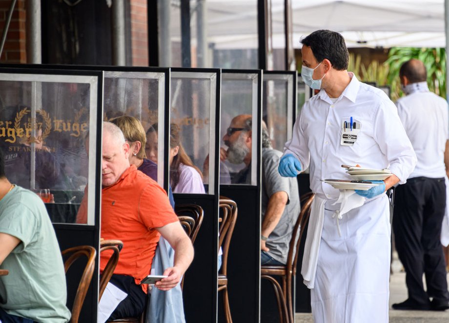 Klienci nowojorskiej restauracji. Spożywanie posiłku na zewnątrz jest dozwolone od czerwca