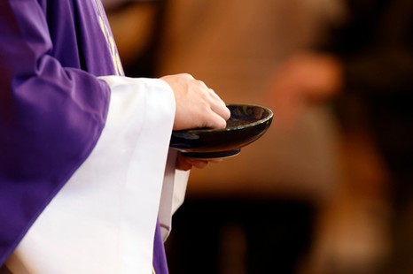 Środa Popielcowa 2026. Co oznacza posypanie głów popiołem i czy trzeba być w Kościele?