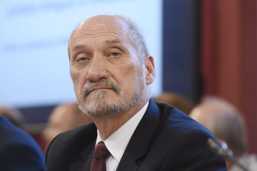 Kto powinien wylecieć z rządu? Polacy: Macierewicz!