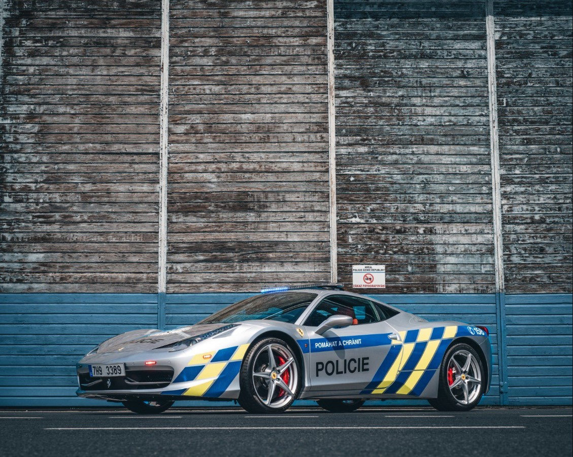Českí policajti zabavili páchateľom Ferrari.