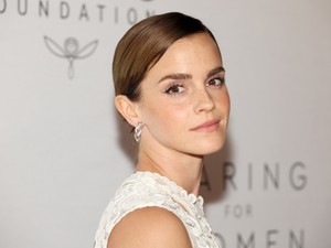 Emma Watson gyönyörű fehér csipkeruhában támogatja a bántalmazott nőket