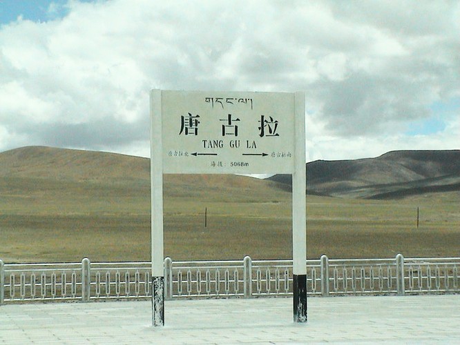 Ponad 80% trasy biegnie na wysokości ponad 4000 m n.p.m. Najwyższym jej punktem jest przełęcz Tanggula znajdująca się na wysokości 5072 m. W celu uchronienia pasarzeów od skutków choroby wysokościowej, na trasie kursują specjalnie uszczelnione wagony, do których tłoczone jest powietrze o składzie z nizin